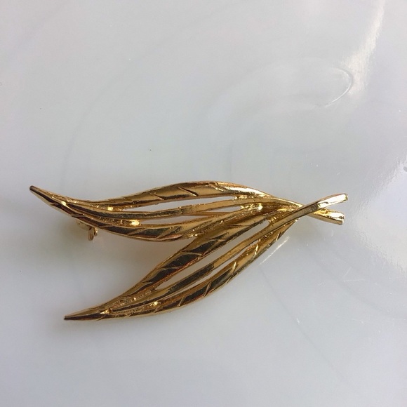 Vintage Gold Tone Double Leaf Brooch - Picture 2 of 3